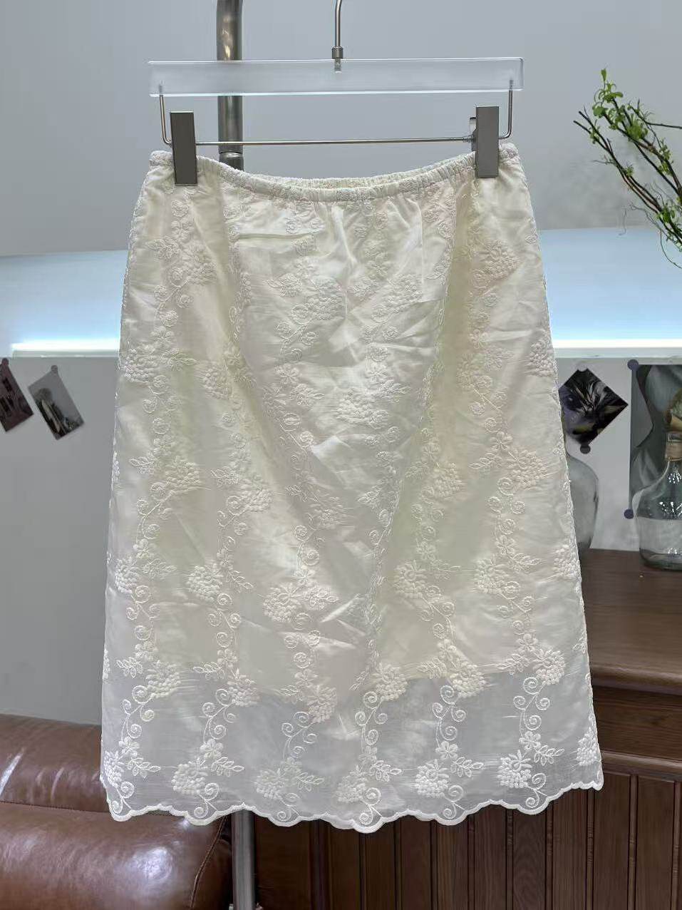 Embroidery Skirt - กระโปรงทรงเอไลน์ความยาวปานกลางสไตล์เกาหลี ไซส์ใหญ่ ปักลาย แฟชั่นสำหรับผู้หญิง ใส่สบายและช่วยให้ดูผอมเพรียว