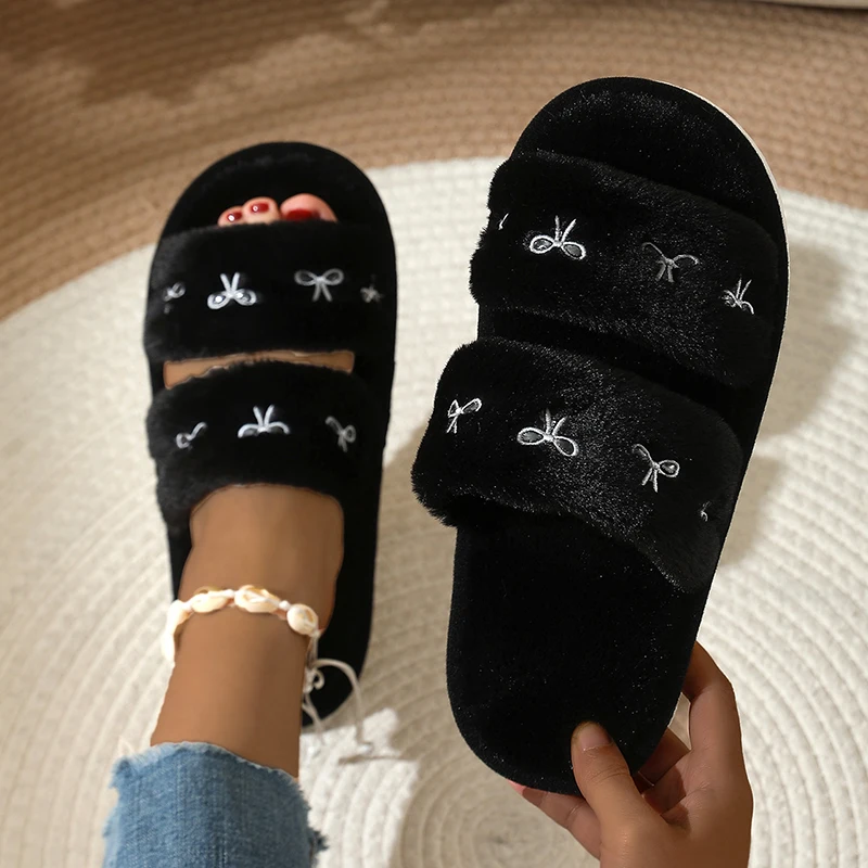 Embroidery Garments - รองเท้าแตะแฟชั่นปักลายโบว์ ขนนุ่ม ดีไซน์แบรนด์สำหรับผู้หญิง แบบเปิดนิ้วเท้า พื้นหนา นุ่มเบา