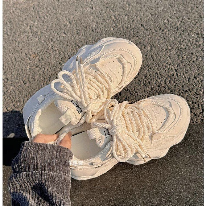 Embroidery Garments - รองเท้าผ้าใบผู้หญิงสีเบจแบบพื้นหนา ดีไซน์ตาข่ายผสมผสาน พร้อมเชือกผูก รองเท้าลำลองเพิ่มความสูง น้ำหนักเบา เหมาะสำหรับการเดินในชีวิตประจำวัน
