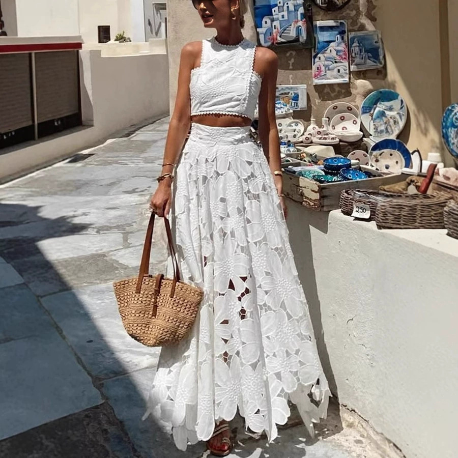 Embroidery Skirt - ชุดเซ็ต 2 ชิ้น ผ้าลูกไม้ปักลายดอกไม้สีขาวสำหรับผู้หญิง เสื้อครอปแขนกุด กระโปรงยาวเอวสูง