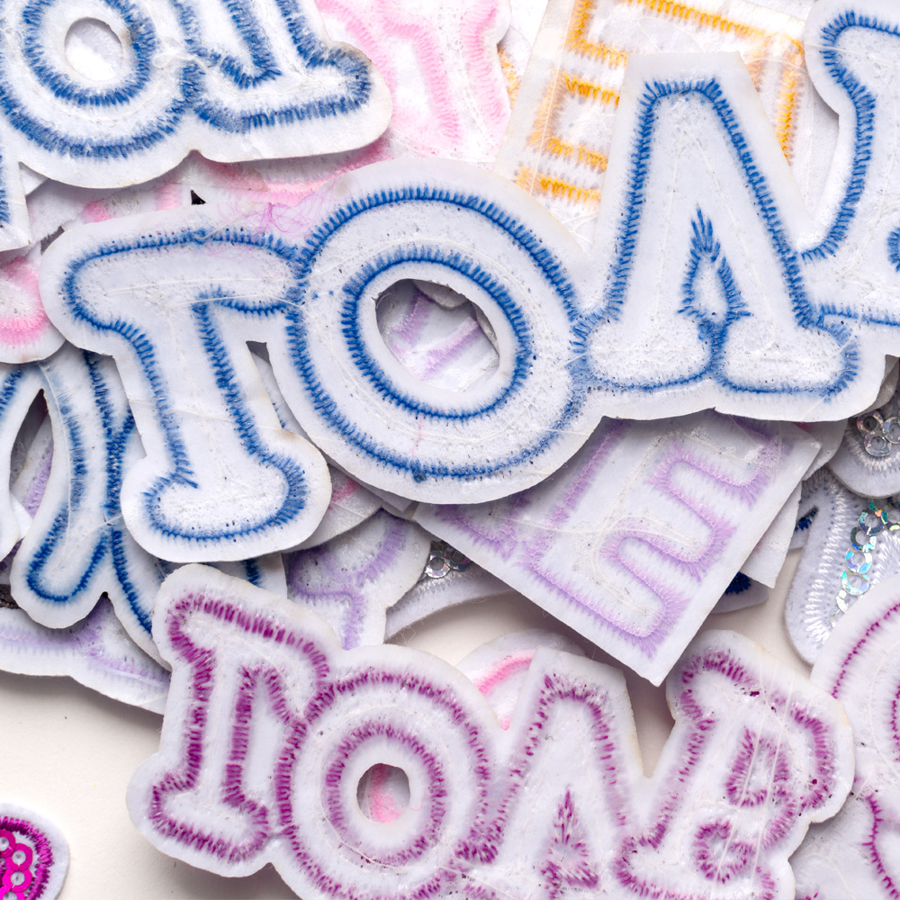 แพทช์ปักเลื่อมลายคำว่า LOVE สี - Embroidery Font Free บทวิจารณ์และราคา